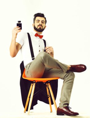 Sakallı adam, beyaz hippi bıyıklı ve parfüm şişeli.