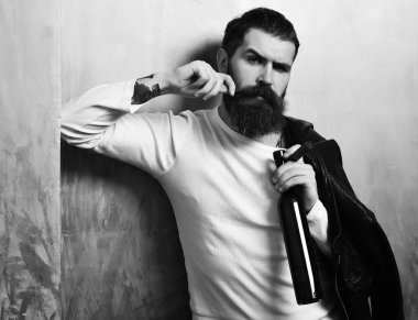 Sakallı, Kafkas hippisi elinde şişe, puro içiyor.