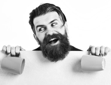 Kâğıt çarşaf ve fincanlarla vahşi beyaz hippi sakallı.