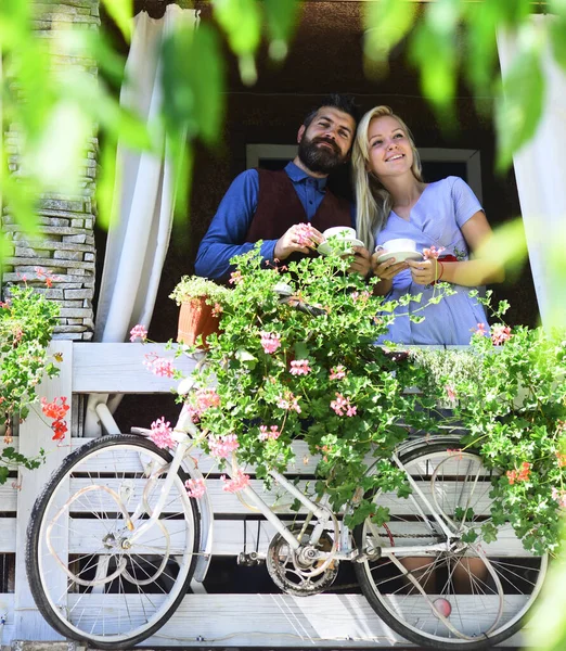 Mujer y hombre con caras felices tienen cita en la terraza — Foto de Stock