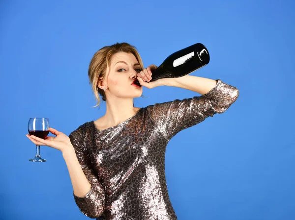 Концепция партнерства Алко. Леди держит стакан и бутылку вина — стоковое фото