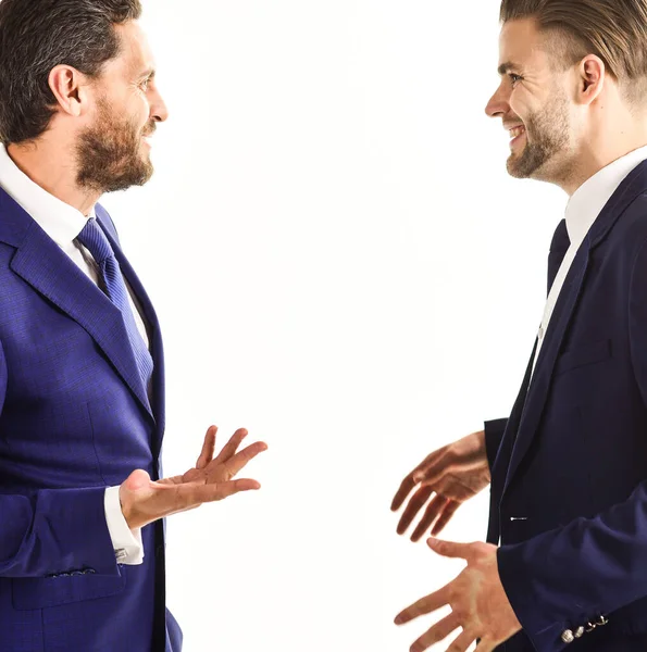 Мужчины в костюмах или бизнесмены говорят изолированно на белом фоне . — стоковое фото