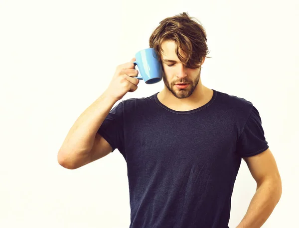 Vit sexig ung macho som håller kaffekopp eller mugg — Stockfoto