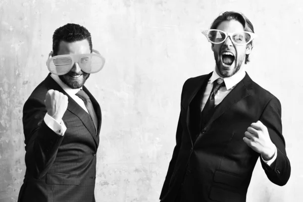 スーツを着たビジネスマンや取引の締結を祝う面白いメガネ — ストック写真
