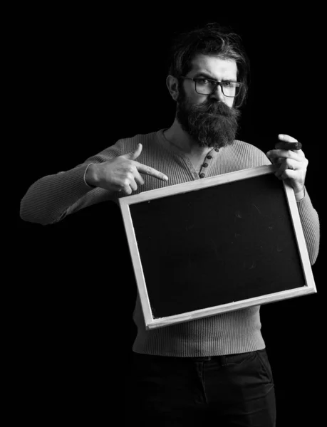 Sérieux hipster dans des lunettes sur fond noir, espace de copie — Photo