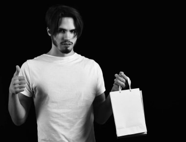 Siyah stüdyo geçmişi olan yakışıklı, sakallı bir adam.