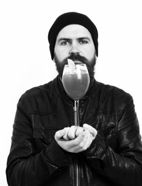 Kafkasyalı vahşi hippi elinde alkollü içecek ya da taze kokteyl tutuyor.