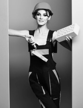 Renkli stüdyo geçmişi olan seksi bir müteahhit kız.