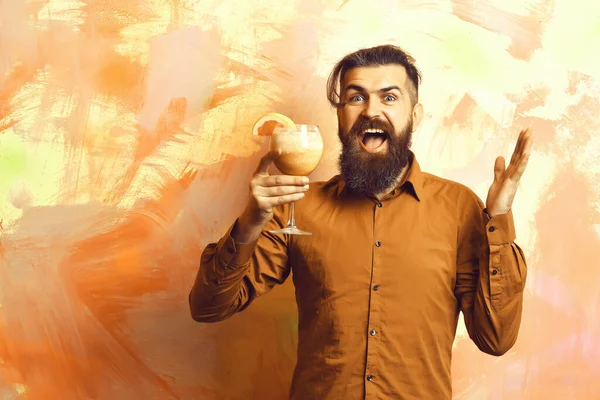 Brutale Kaukasische hipster met tropische alcoholische verse cocktail — Stockfoto