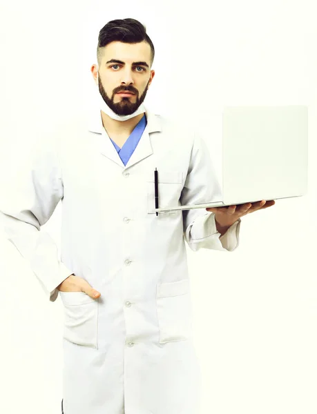 Arzt in Chirurgenmaske isoliert auf weißem Hintergrund — Stockfoto