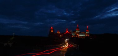 Ortaçağ kalesinin gece görüşü