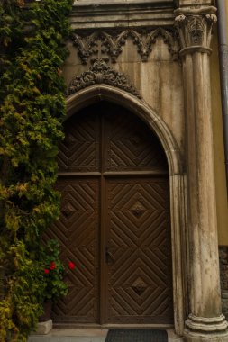 Tapınağın kapıları ve pencereleri