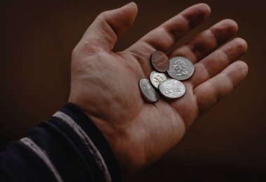 Küçük Amerikan paraları avucunun içinde..