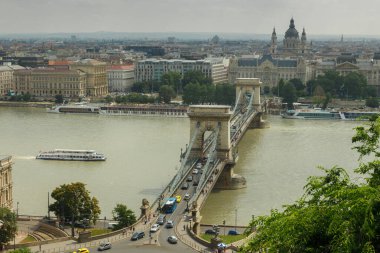 Budapeşte 'de Tuna Nehri üzerindeki Zincir Köprü