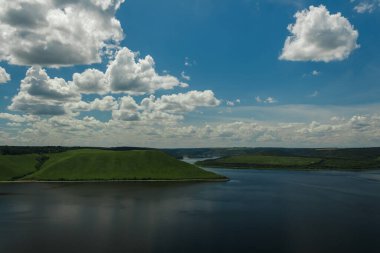 Bulutlu gökyüzü göle yansıyor