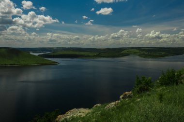 Bulutlu gökyüzü göle yansıyor