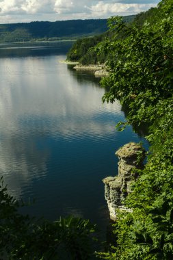 Bulutlu gökyüzü göle yansıyor
