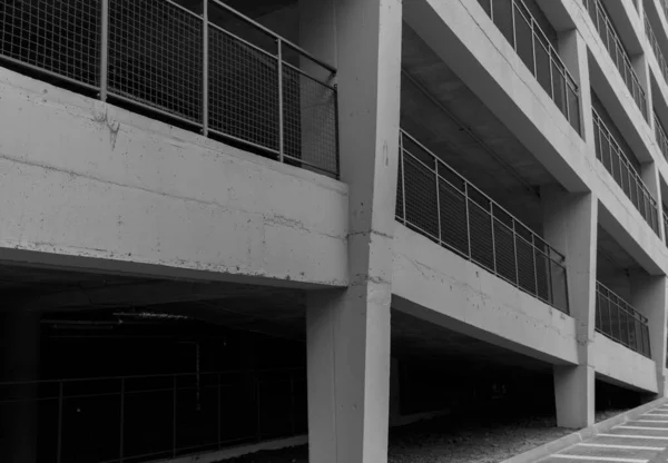 Будівля Бетонними Підлогами Багаторівнева Парковка Автомобілів — стокове фото