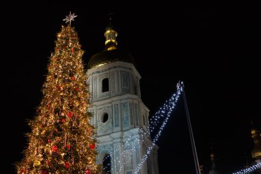 Parlak çelenkleri olan Noel ağacı. Noel zamanı. Yeni yıl. Kyiv 'deki St. Sophia Katedrali' nin çan kulesi. Noel Fuarı.