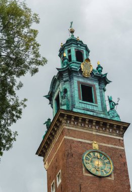 Saat ve çan kulesi olan tuğla kule. Krakow. Wawel.