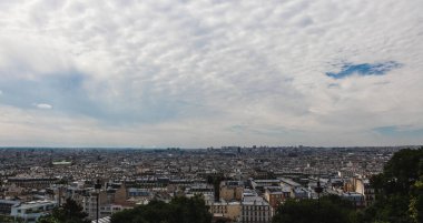 Paris 'in en üst manzarası, gökyüzü güzel bulutlarla kaplı..