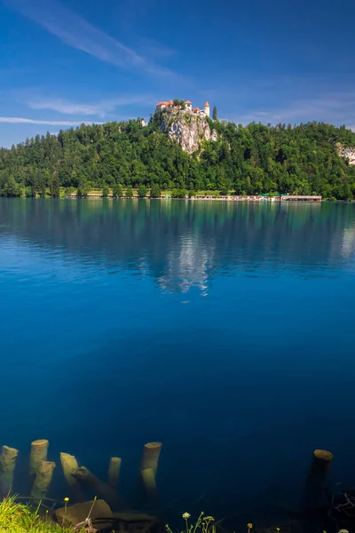 湖の上の島の教会 澄んだアクアマリン水 湖と劇的な青い空 — ストック写真
