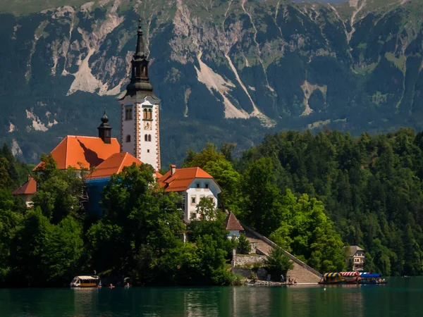 Igreja Uma Ilha Lago Bled Montanhas Água Aquamarina Clara Lago — Fotografia de Stock