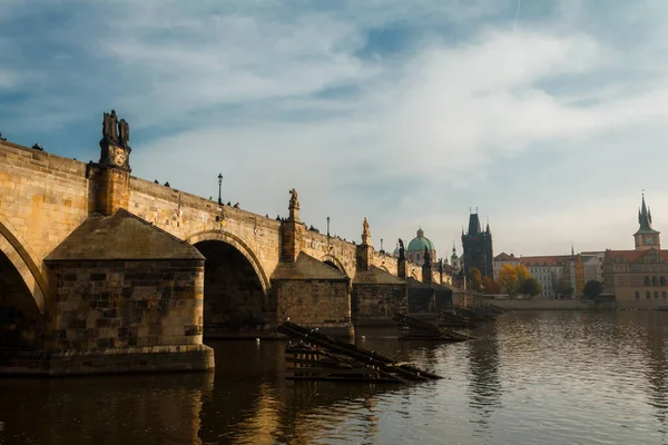 Sonbaharda Prag Daki Charles Köprüsü Vltava Nehri Manzarası Sonbahar — Stok fotoğraf