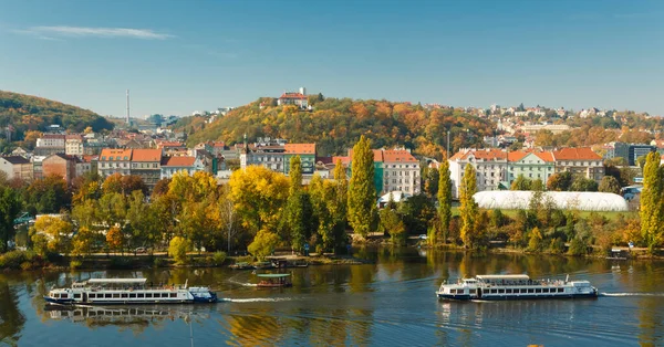 布拉格秋天背景下的Vltava河上的两艘游艇 — 图库照片