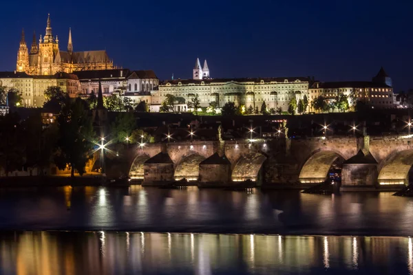 Prag Kalesi Charles Köprüsü Gece Aydınlanması Prag Panoramik Manzarası — Stok fotoğraf