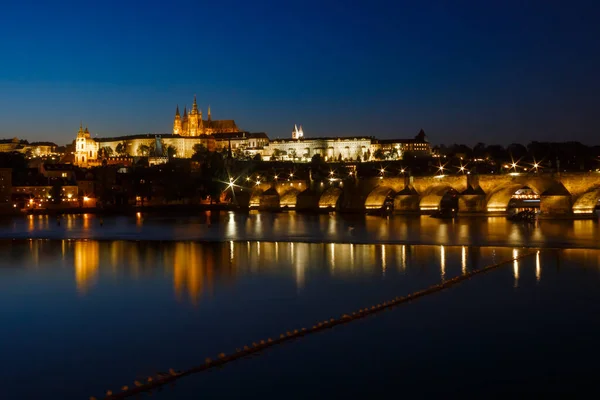 Prag Kalesi Charles Köprüsü Gece Aydınlanması Prag Panoramik Manzarası — Stok fotoğraf