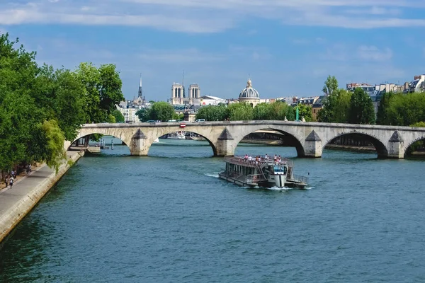 Paris Teki Seine Nehrinde Kemerli Bir Köprünün Arka Planında Bir — Stok fotoğraf