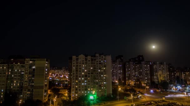 Timelapse Una Ciudad Nocturna Con Tráfico Una Encrucijada Luna Llena — Vídeo de stock