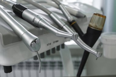 Diş teli. Dişçinin ofisinde ekipman ve diş aletleri var. Aletler yakın plan. Diş hekimliği. Stomatolojik aletler. Sığ alan derinliği.