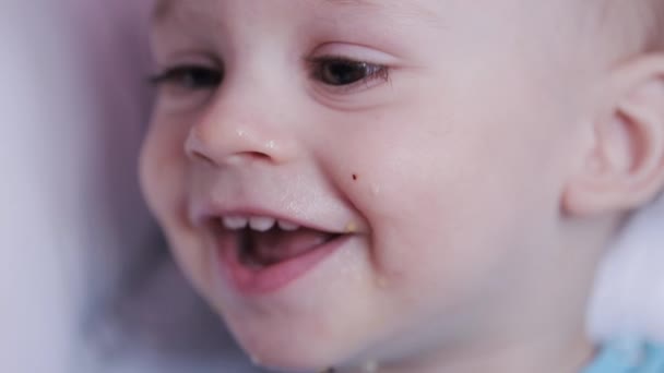 Der kleine Junge lächelt mit weit aufgerissenem Mund und zeigt sein zahnloses Gesicht. Porträt des niedlichen glücklichen Jungen Smiley-Gesicht. Kleines Kind von einem Jahr zeigt seinen weißen Zahn.