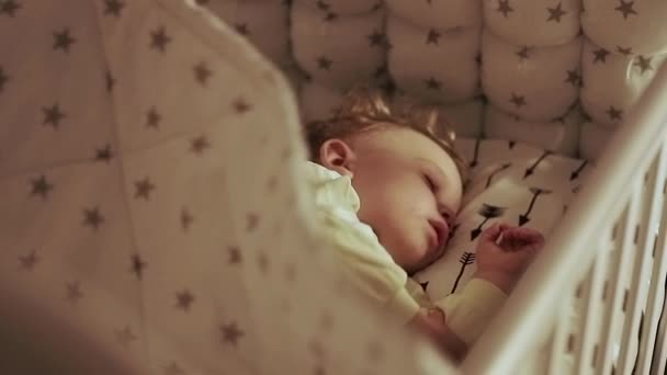 Mamma mette a dormire suo figlio . — Video Stock