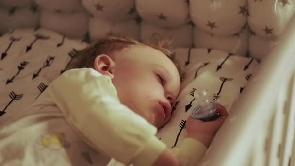 Солодкий маленький хлопчик спить в її ліжку вночі . — стокове відео
