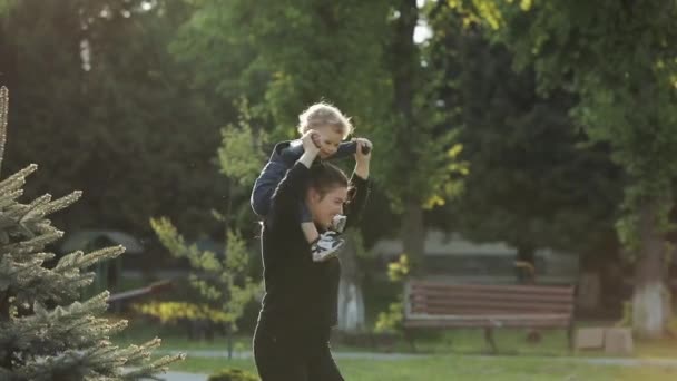 행복 한 가족의 순간들, 아기 천천히 움직이는 엄마 공원의 써니 여름날. — 비디오