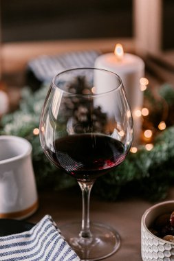 Noel Şükran Günü sofrası. Şenlik dekorasyonu. Kutlama gecesi. Aile arasında şenlik yemeği. Hindi günü. Kızılcık sosu. Elmalı pasta. Lezzetli yemekler, aile ve arkadaşlar akşam yemeği..