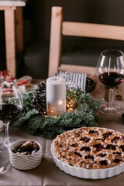 Noel Şükran Günü sofrası. Şenlik dekorasyonu. Kutlama gecesi. Aile arasında şenlik yemeği. Hindi günü. Kızılcık sosu. Elmalı pasta. Lezzetli yemekler, aile ve arkadaşlar akşam yemeği..