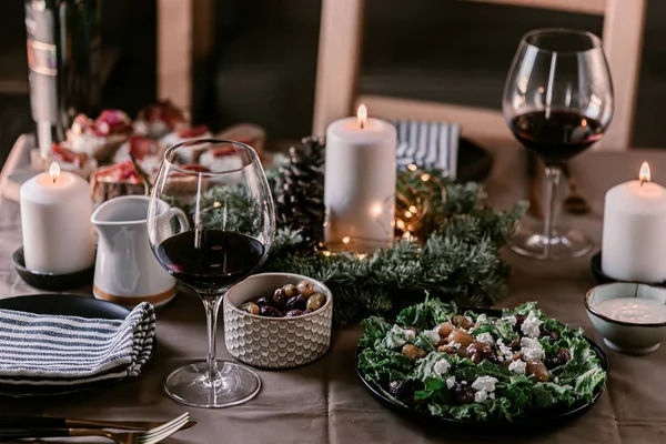 Cenário de mesa de Ação de Graças de Natal. Decoração festiva. Noite de celebração. Jantar festivo entre a família. Dia da Turquia. Molho de amora. Torta de maçã. Deliciosa comida, família e amigos jantar noite . — Fotografia de Stock