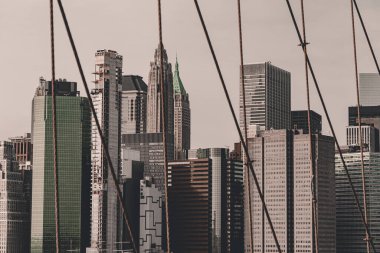 Manhattan 'ın New York sokakları. New York 'ta büyük şehir hayatı. Manhattan sokaklarında bir sürü insan ve sarı taksi var. Yoğun bölge sokakları. Gökdelen binaları. Tarihi binalar.