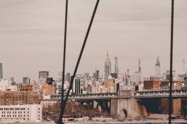 Manhattan 'ın New York sokakları. New York 'ta büyük şehir hayatı. Manhattan sokaklarında bir sürü insan ve sarı taksi var. Yoğun bölge sokakları. Gökdelen binaları. Tarihi binalar.