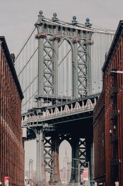 Manhattan 'ın New York sokakları. New York 'ta büyük şehir hayatı. Manhattan sokaklarında bir sürü insan ve sarı taksi var. Yoğun bölge sokakları. Gökdelen binaları. Tarihi binalar.