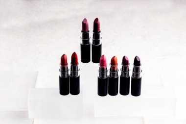 Güzellik rutini. Makyaj paletleri allık ve pudralı. Minimalist güzellik düzlüğü. Aynalı güzellik paletleri. Ürünleri minimalist paletlerle uydur. Pastel allık ve pudra. Bej, pembe renkler.