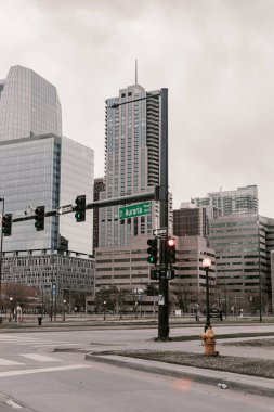 Colorado 'da Denver boş bir şehir. Karantina Coronavirus covid-19 bahar yürüyüşü. Karantina sırasında evde kal. Sokaklarda mesafeli olmak. Denver şehir merkezi finans bölgesi. Hayalet kasaba. Virüs zamanı.