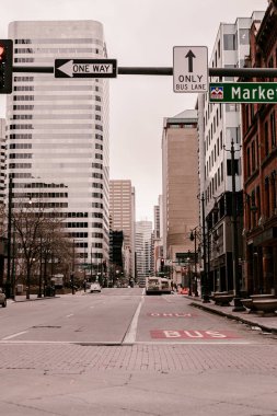 Colorado 'da Denver boş bir şehir. Karantina Coronavirus covid-19 bahar yürüyüşü. Karantina sırasında evde kal. Sokaklarda mesafeli olmak. Denver şehir merkezi finans bölgesi. Hayalet kasaba. Virüs zamanı.
