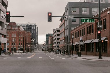 Colorado 'da Denver boş bir şehir. Karantina Coronavirus covid-19 bahar yürüyüşü. Karantina sırasında evde kal. Sokaklarda mesafeli olmak. Denver şehir merkezi finans bölgesi. Hayalet kasaba. Virüs zamanı.