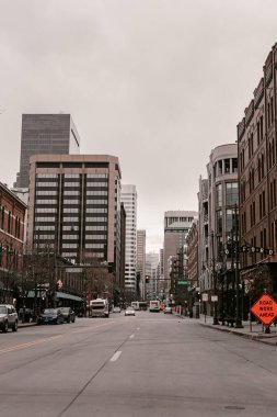 Colorado 'da Denver boş bir şehir. Karantina Coronavirus covid-19 bahar yürüyüşü. Karantina sırasında evde kal. Sokaklarda mesafeli olmak. Denver şehir merkezi finans bölgesi. Hayalet kasaba. Virüs zamanı.