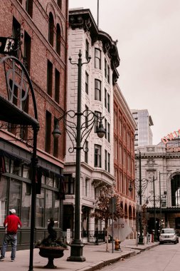Colorado 'da Denver boş bir şehir. Karantina Coronavirus covid-19 bahar yürüyüşü. Karantina sırasında evde kal. Sokaklarda mesafeli olmak. Denver şehir merkezi finans bölgesi. Hayalet kasaba. Virüs zamanı.